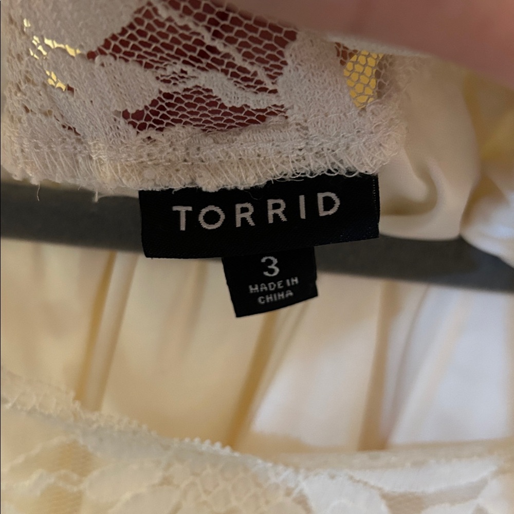 Torrid Sz3 Lined Lace Top in Cream - Picture 3 of 5